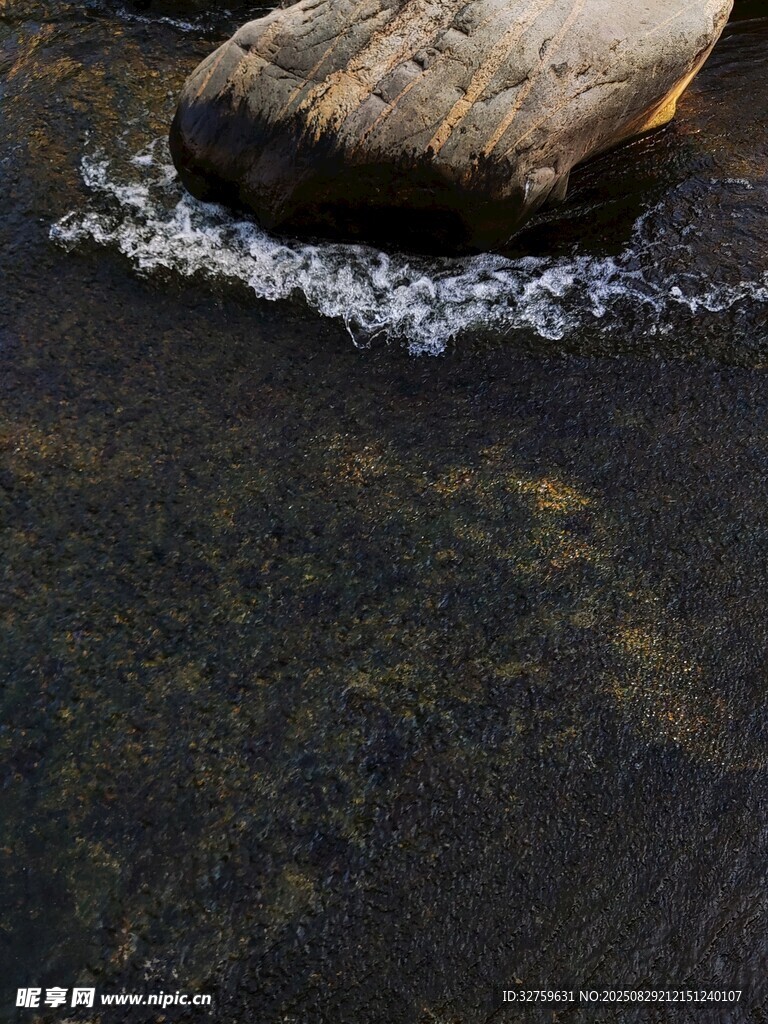溪流中石块与涌动的水波