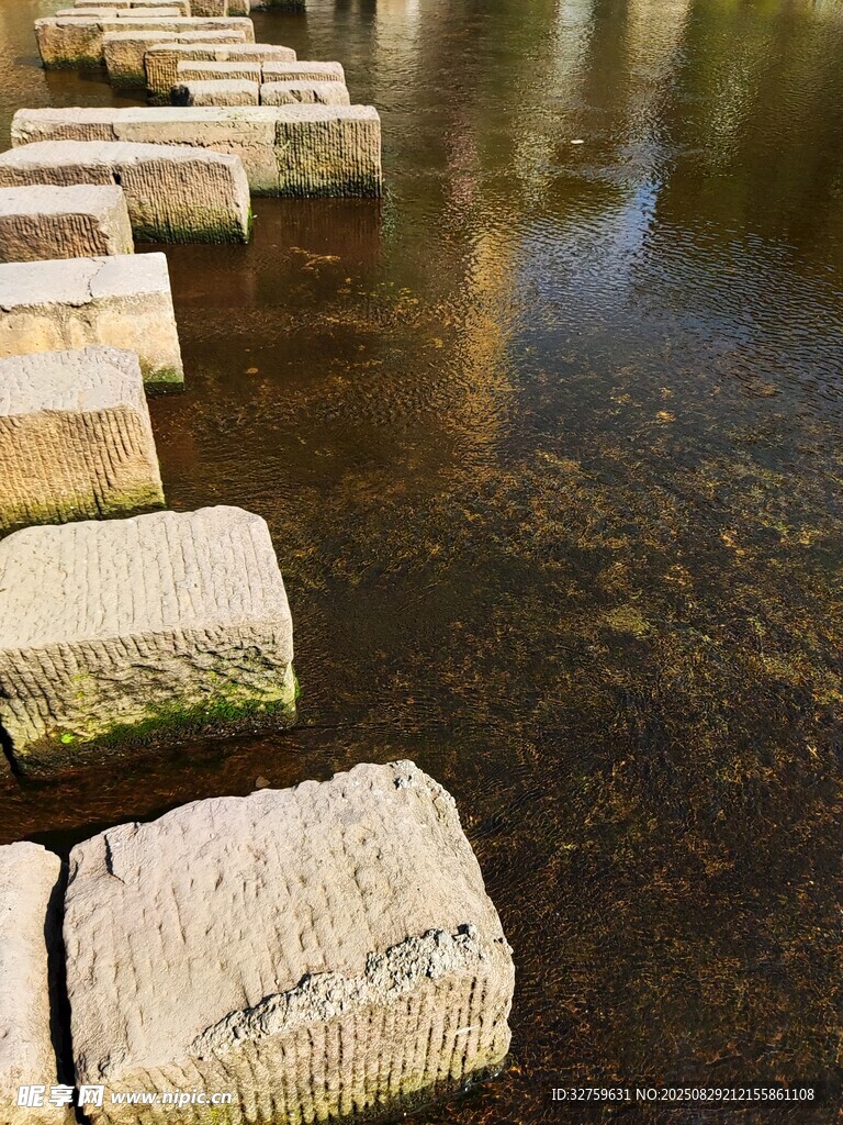 水中汀步石