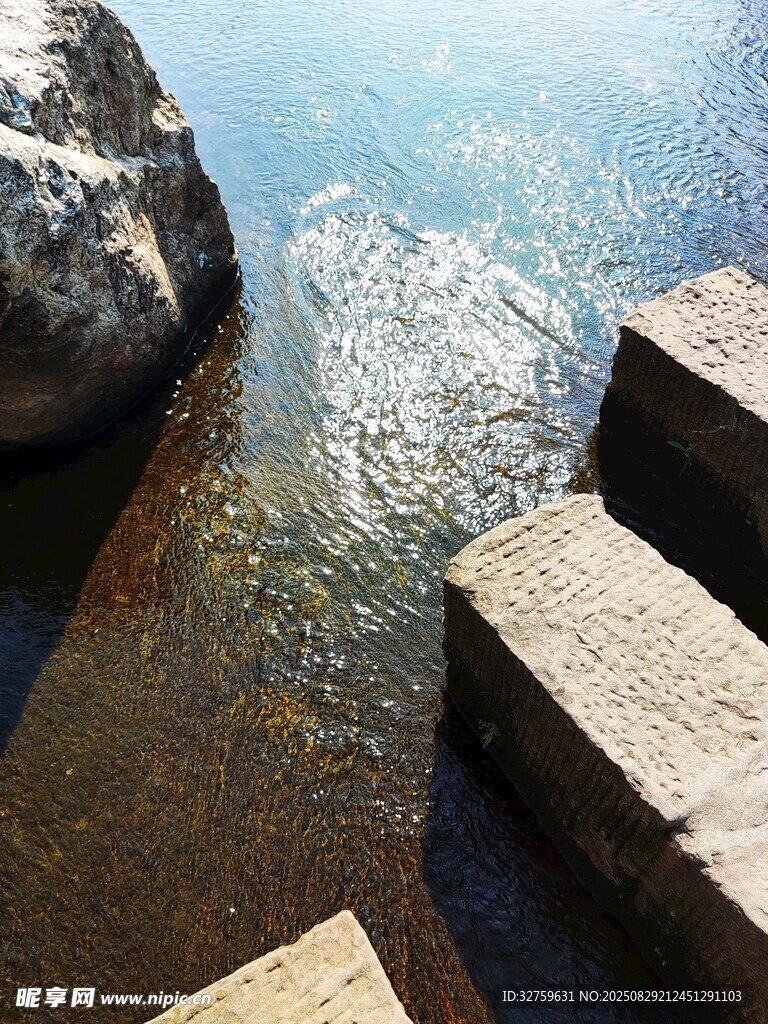 溪边石阶