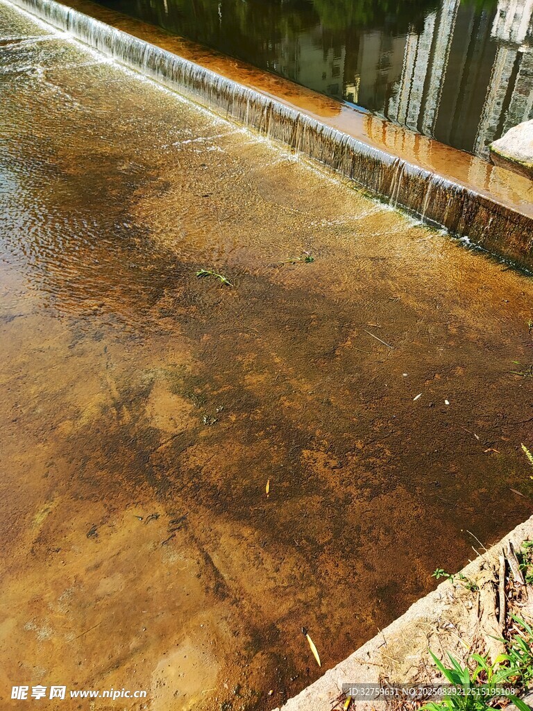 户外积水的水泥地面