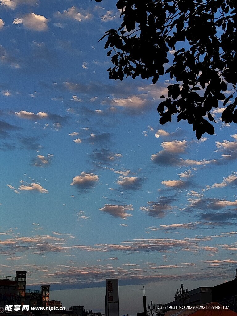 城市上空的梦幻蓝天云朵