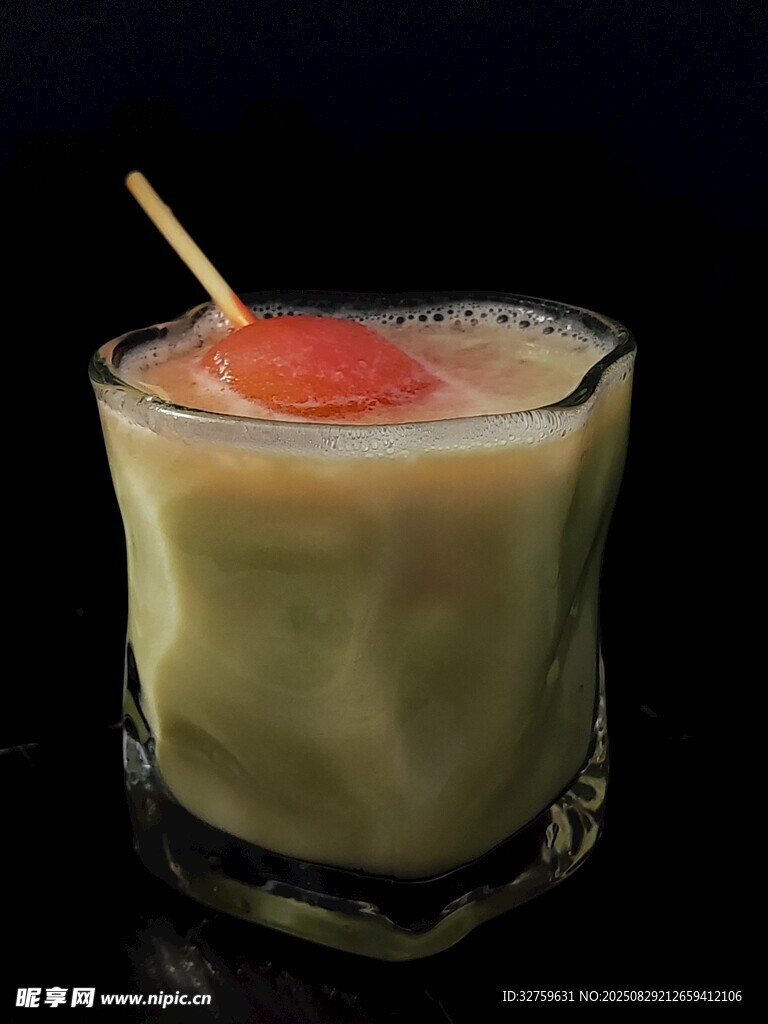 绿色水果鸡尾酒配樱桃