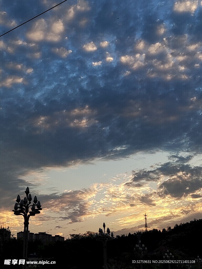 黄昏天空下的电杆与云彩
