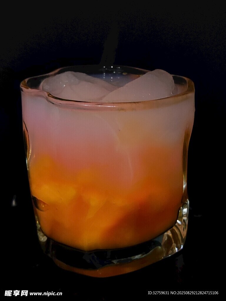 渐变色彩的梦幻鸡尾酒