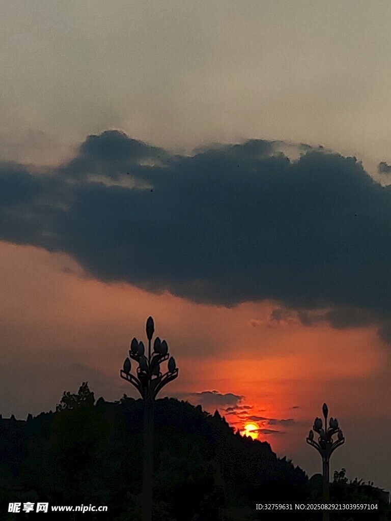 日落时分的天空与灯影