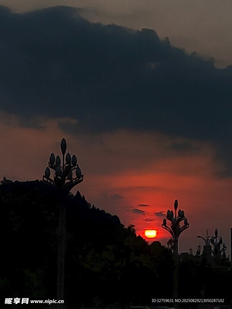 夕阳下的直升机剪影