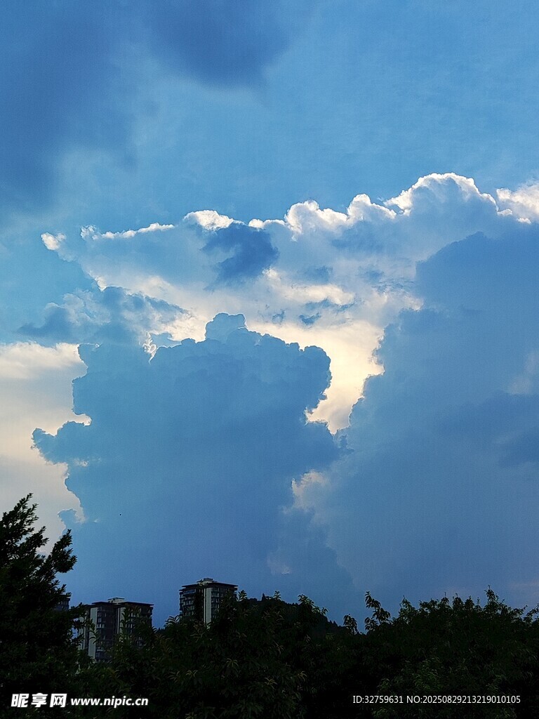 蓝天之上的壮丽云朵景观