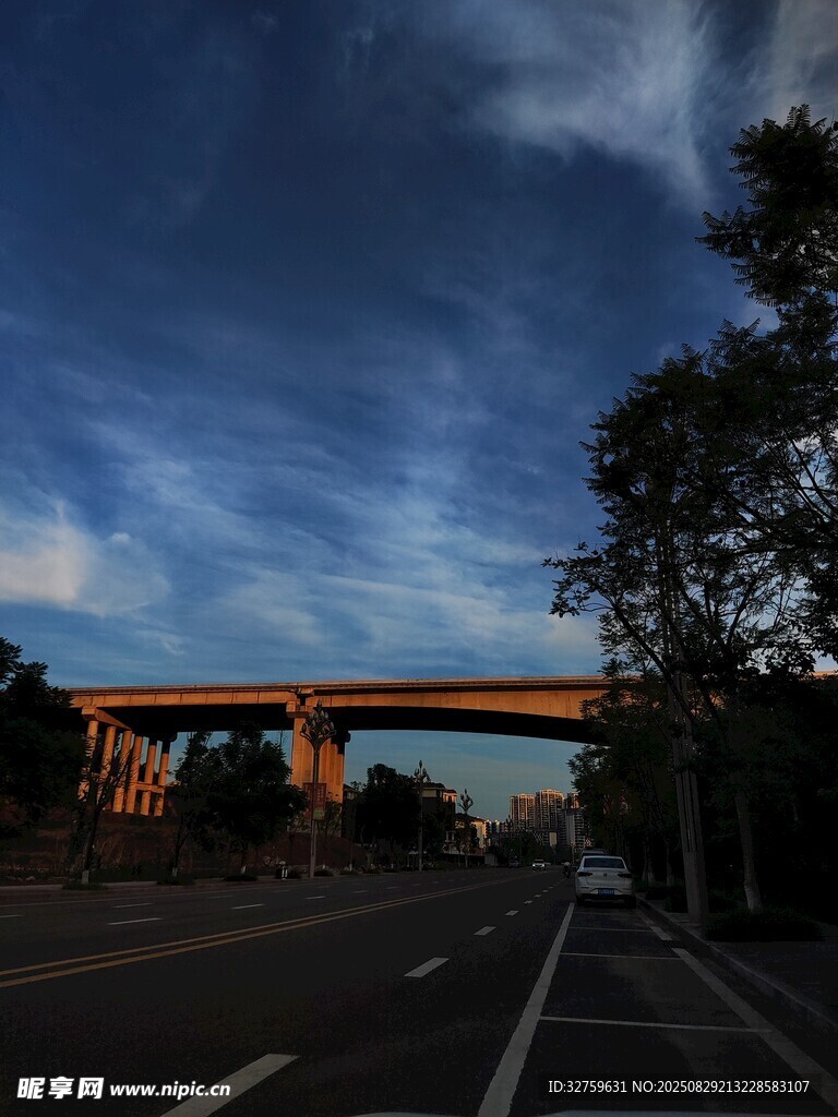 黄昏下的城市高架桥风景
