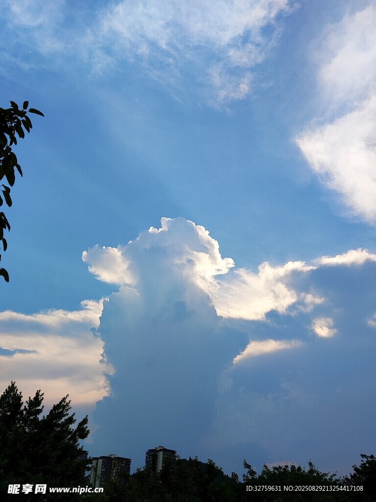 蓝天之上的蓬松云朵