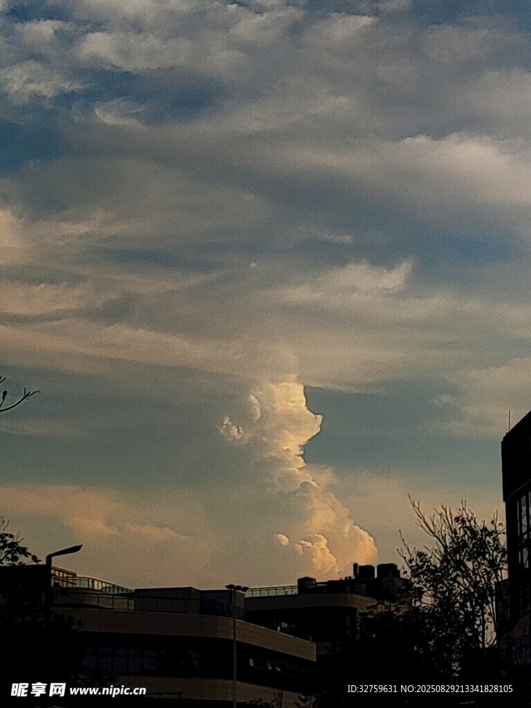 天边壮丽积雨云景观