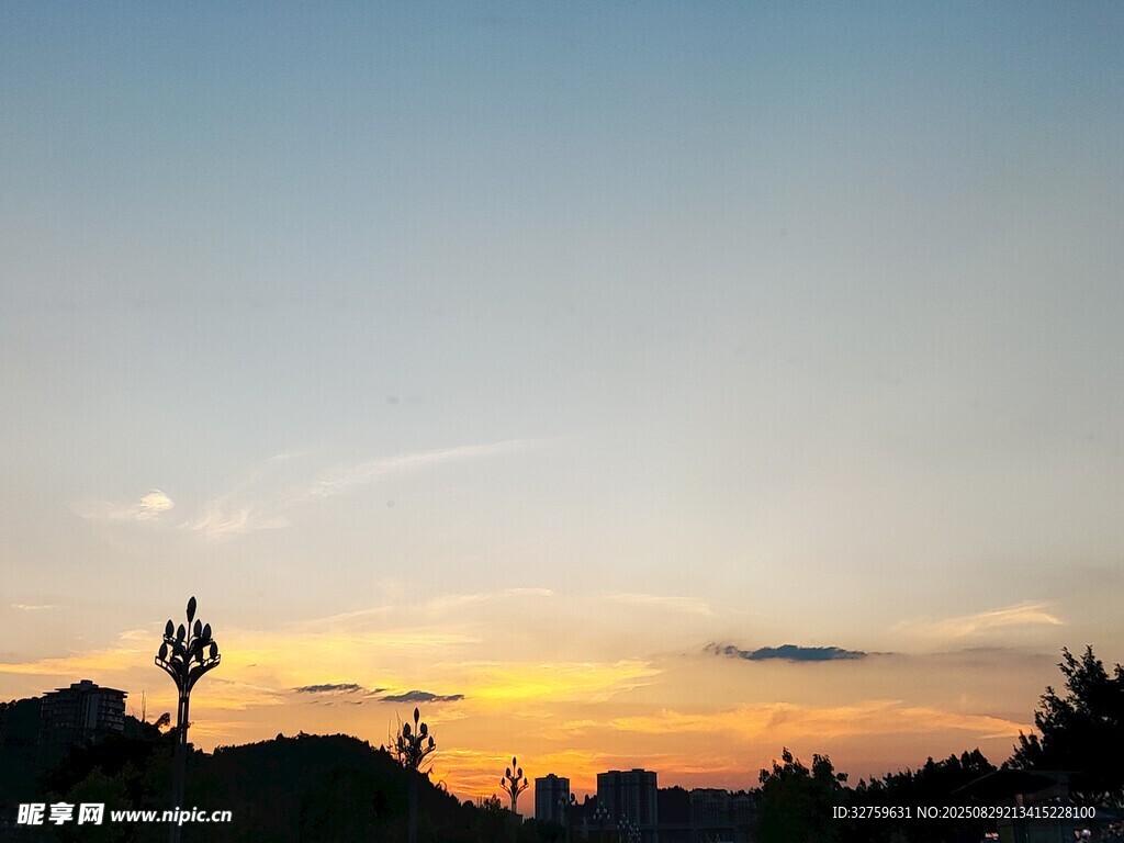 黄昏时分的城市天际线