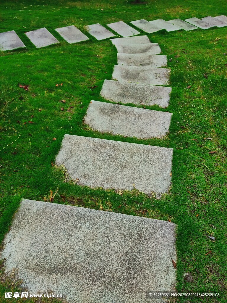 石板小径蜿蜒于翠绿草地