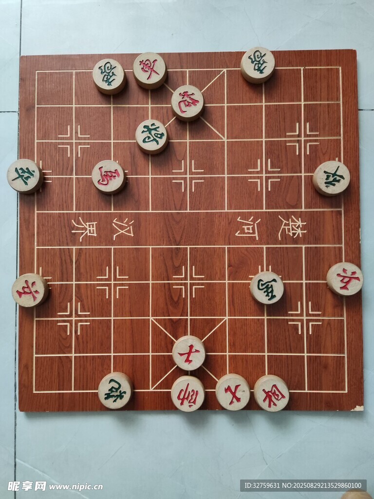 中式象棋棋盘与棋子展示