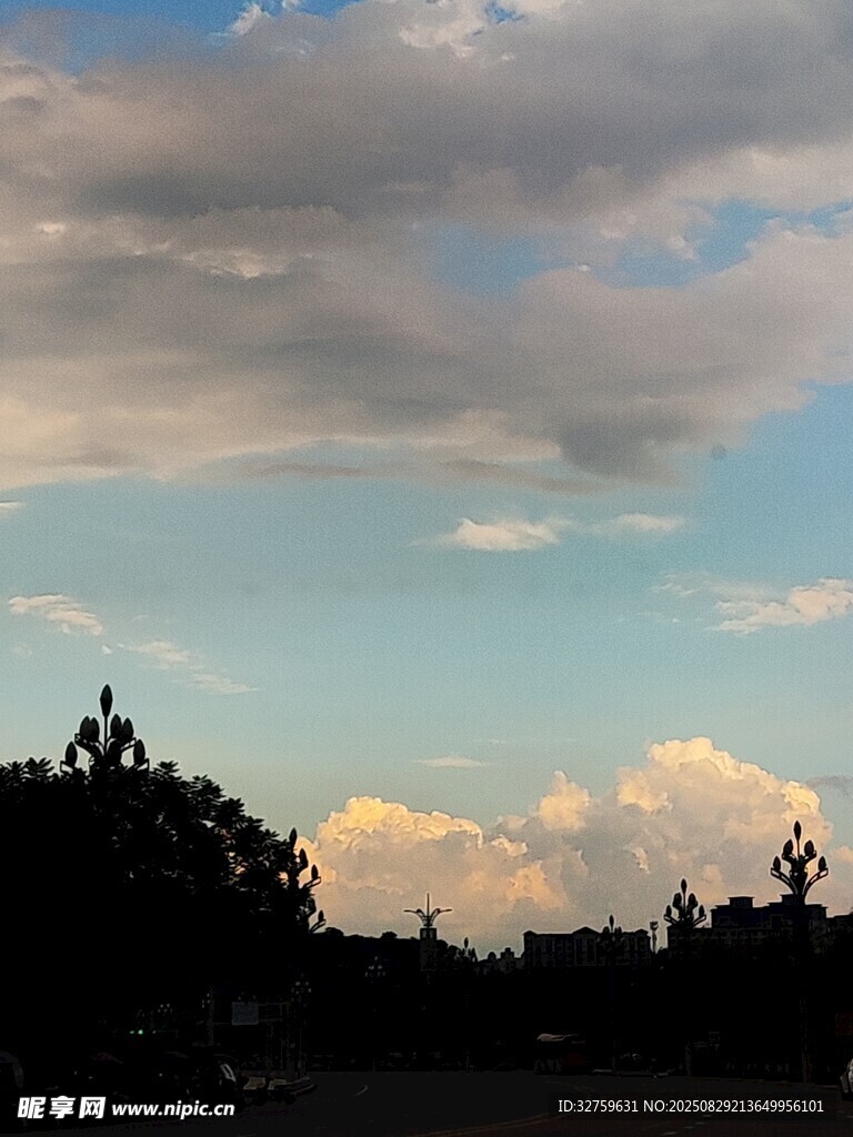 黄昏时分的天空与树木