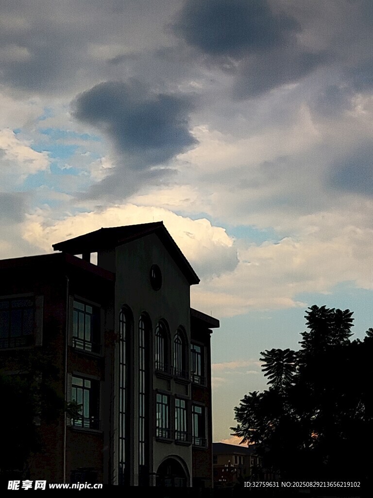 黄昏下的建筑与天空
