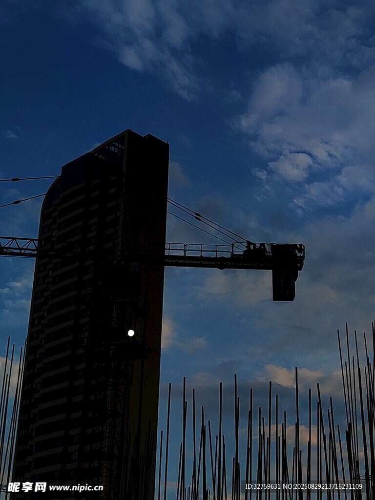 高楼建设中的起重机剪影