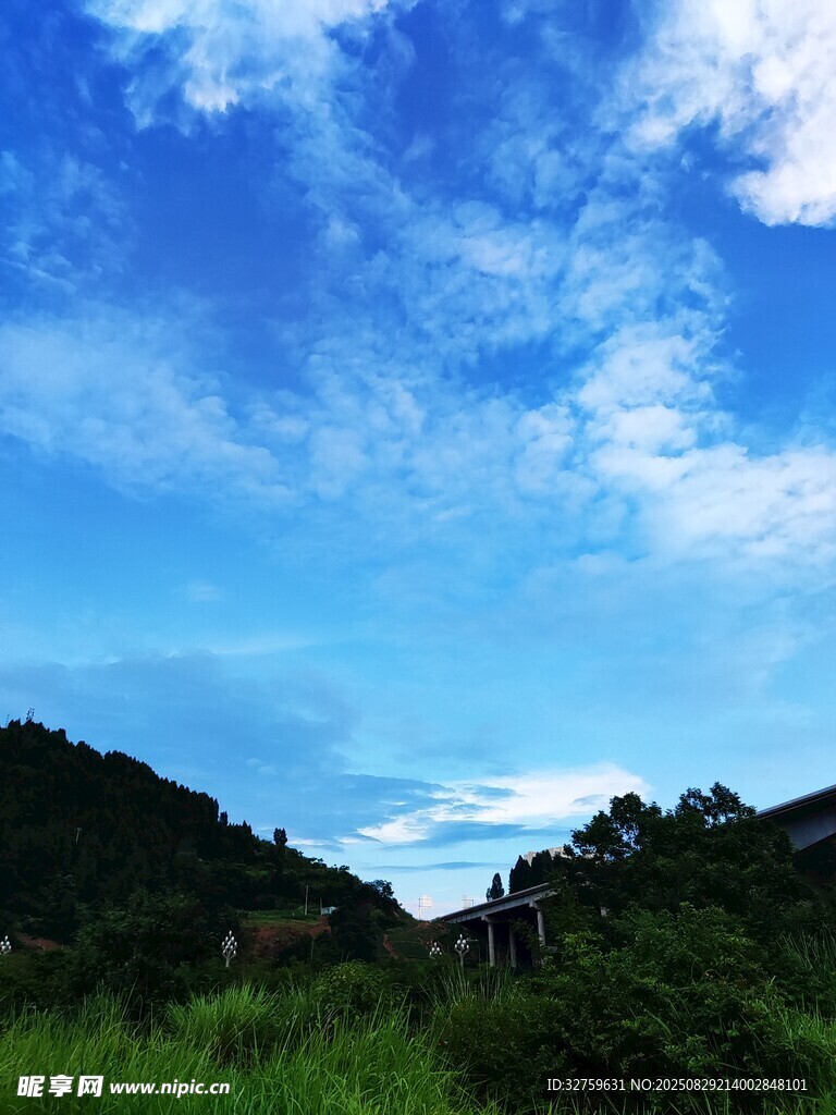 蓝天青山间的清新景致