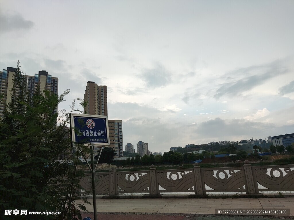 城市公路边的高楼与天空