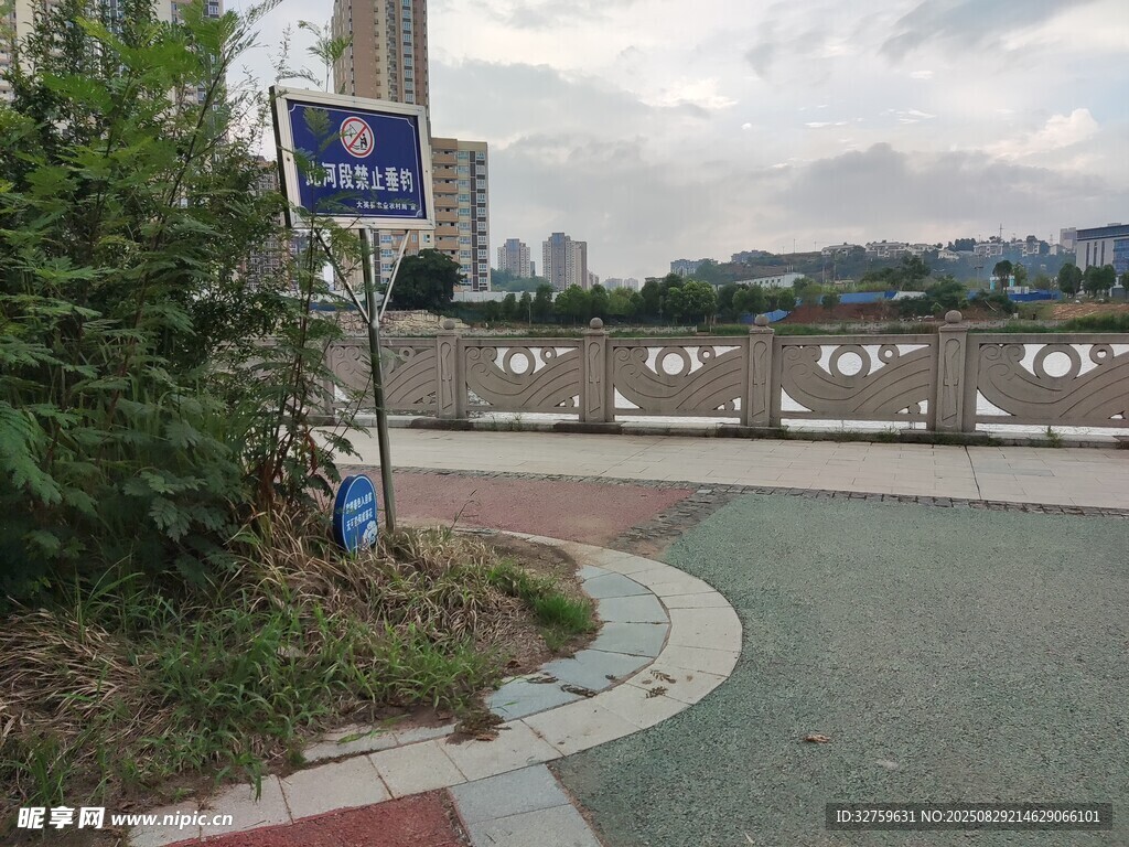 路边指示牌与城市景观