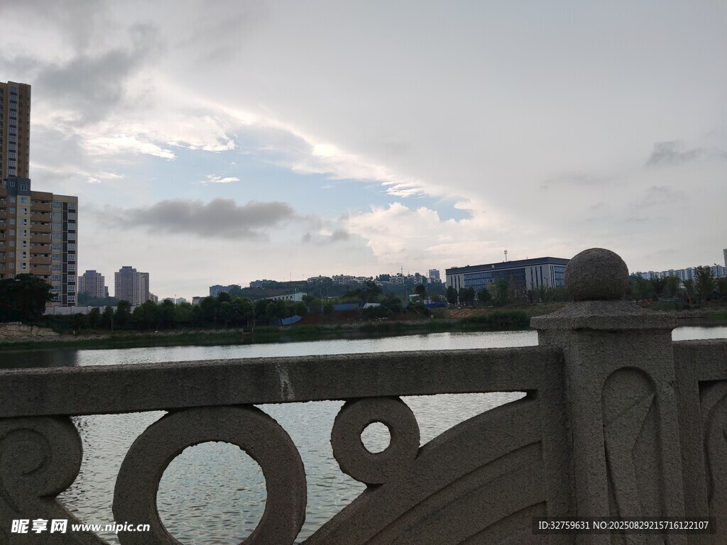 河畔桥景