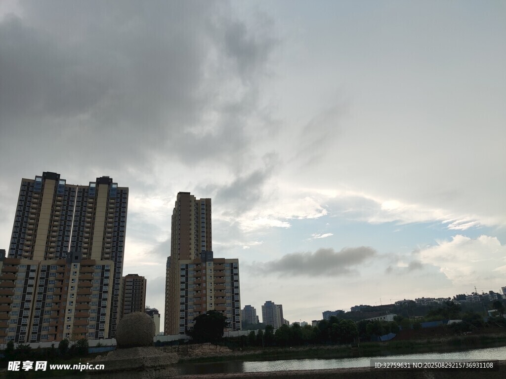 城市高楼与阴沉天空景观