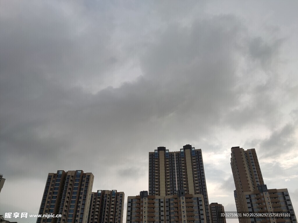 阴天中的城市高楼景观