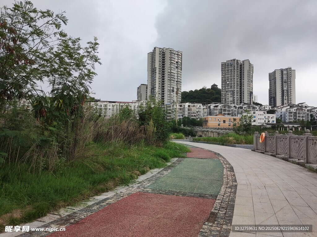 城市中蜿蜒的多彩步道