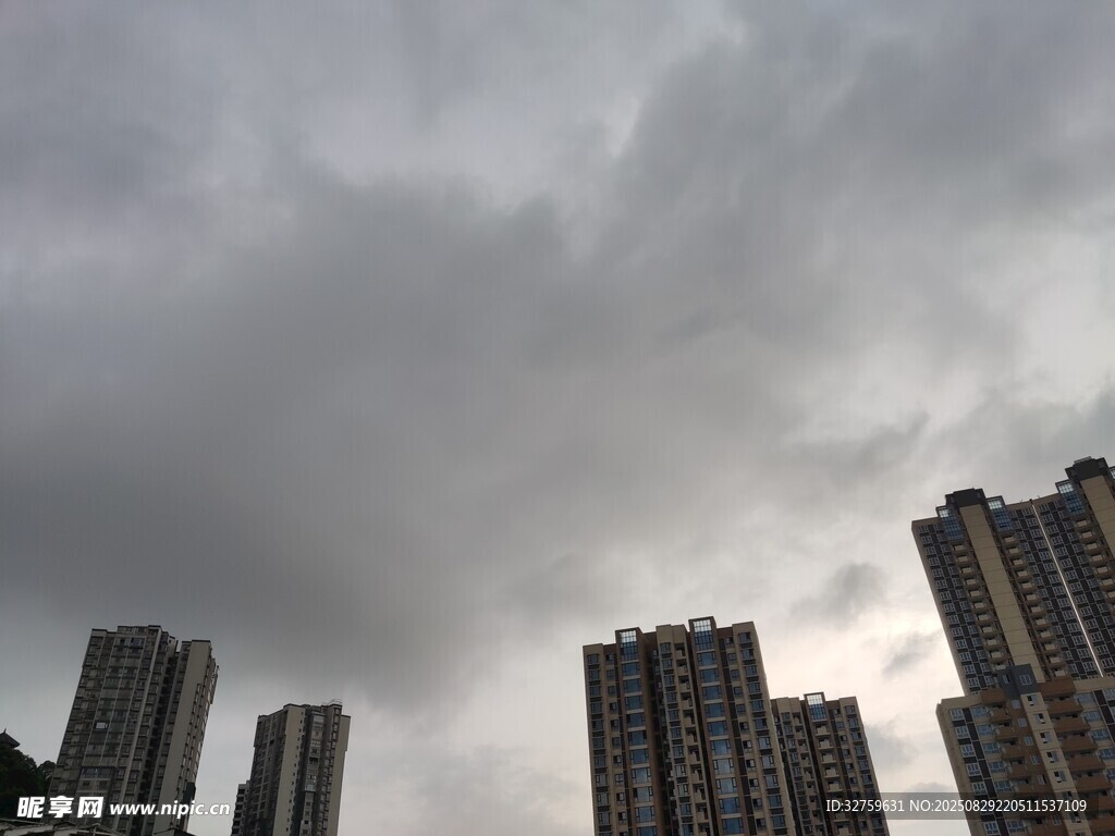 阴云下的城市高楼