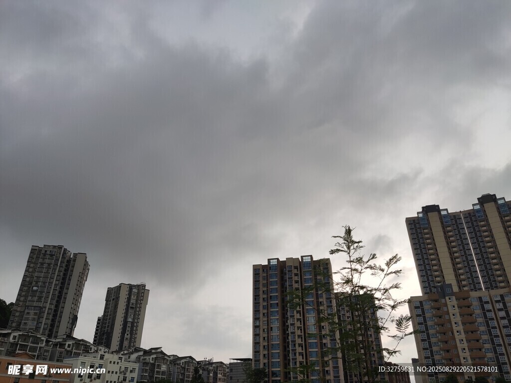 阴云下的城市高楼景观
