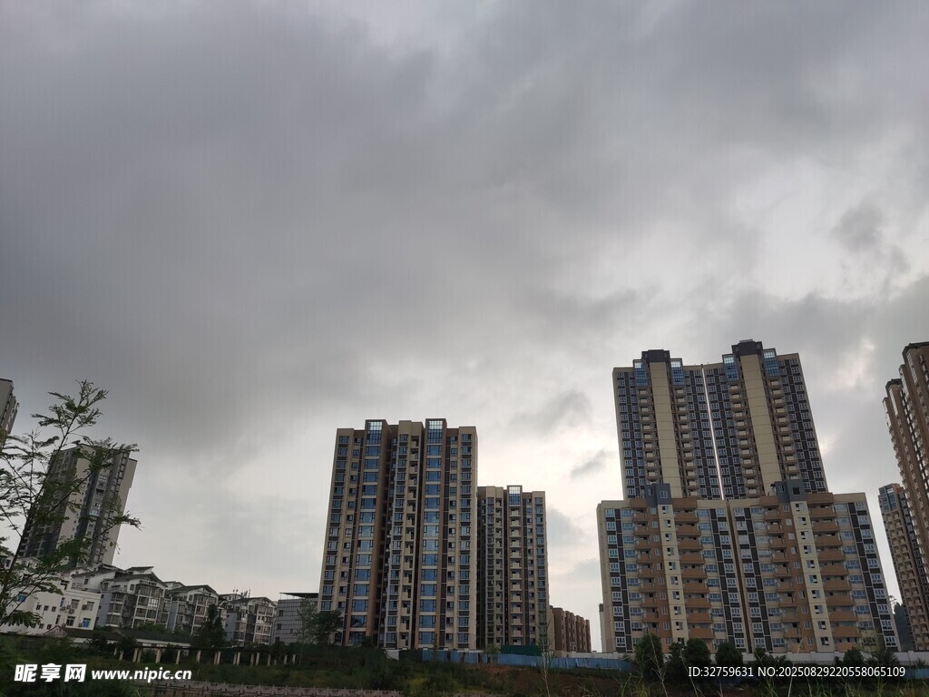 阴天城市高楼景观