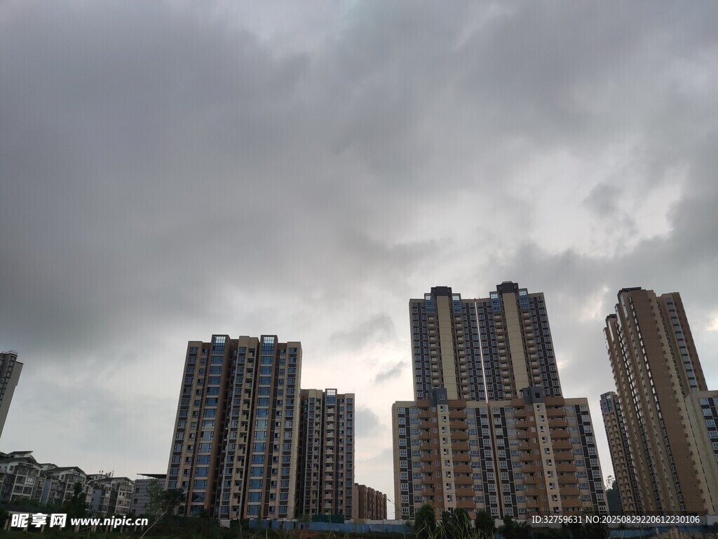 阴天中的城市高楼景观