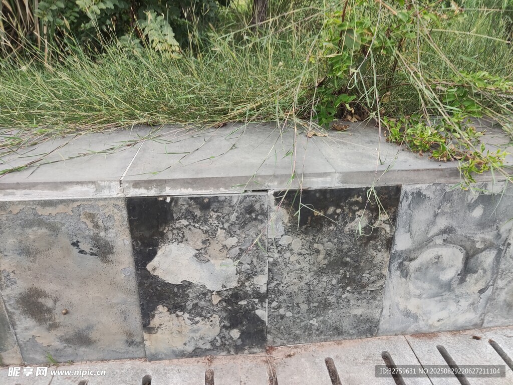 斑驳石凳