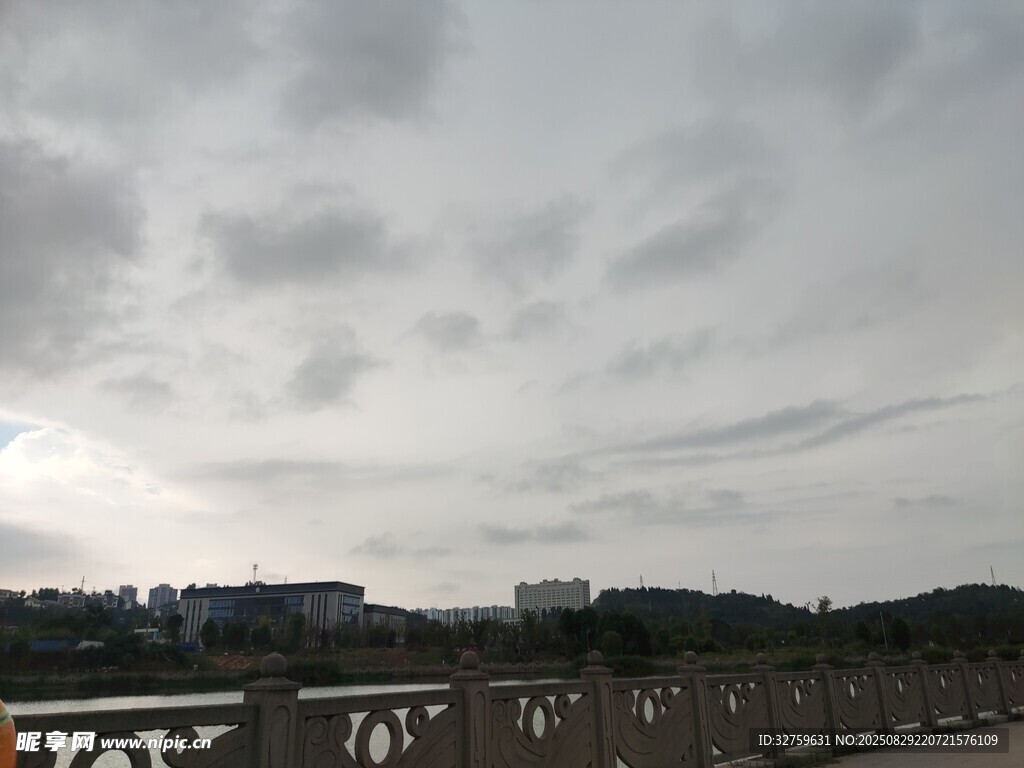 阴天城市天际线景观