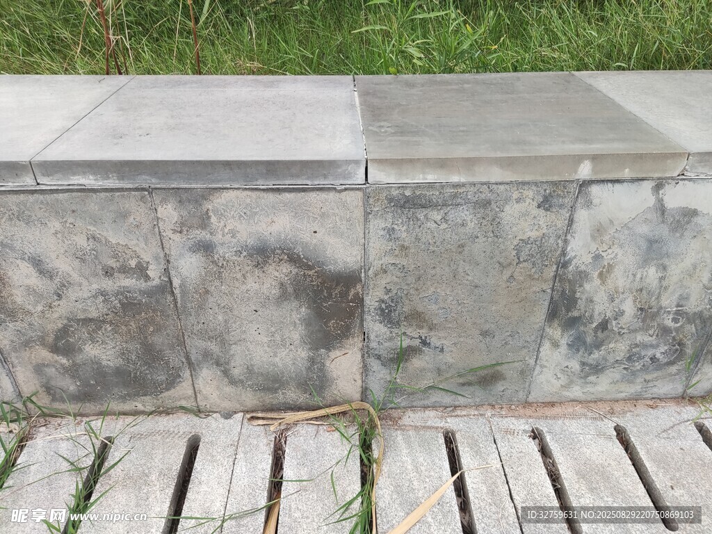 石砌台阶与木质步道景观