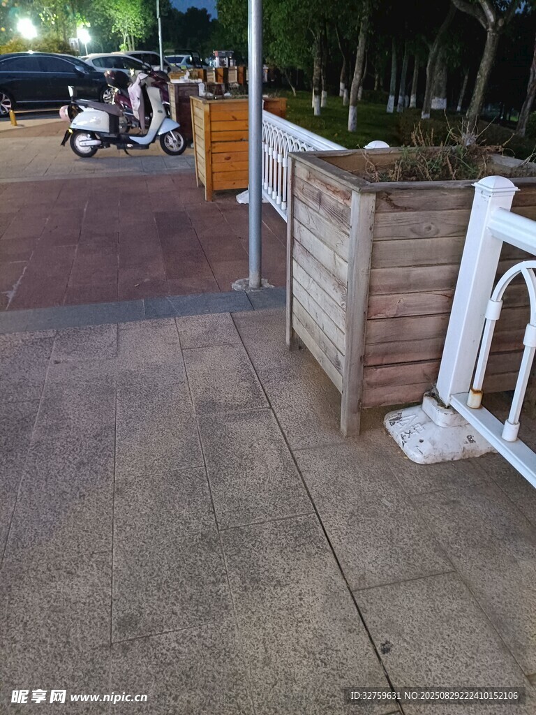 户外木质花箱与地面景观