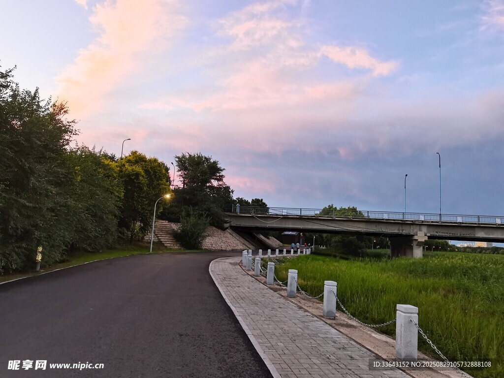 乡村黄昏时的宁静小路