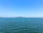 广阔海面与远处岛屿景观