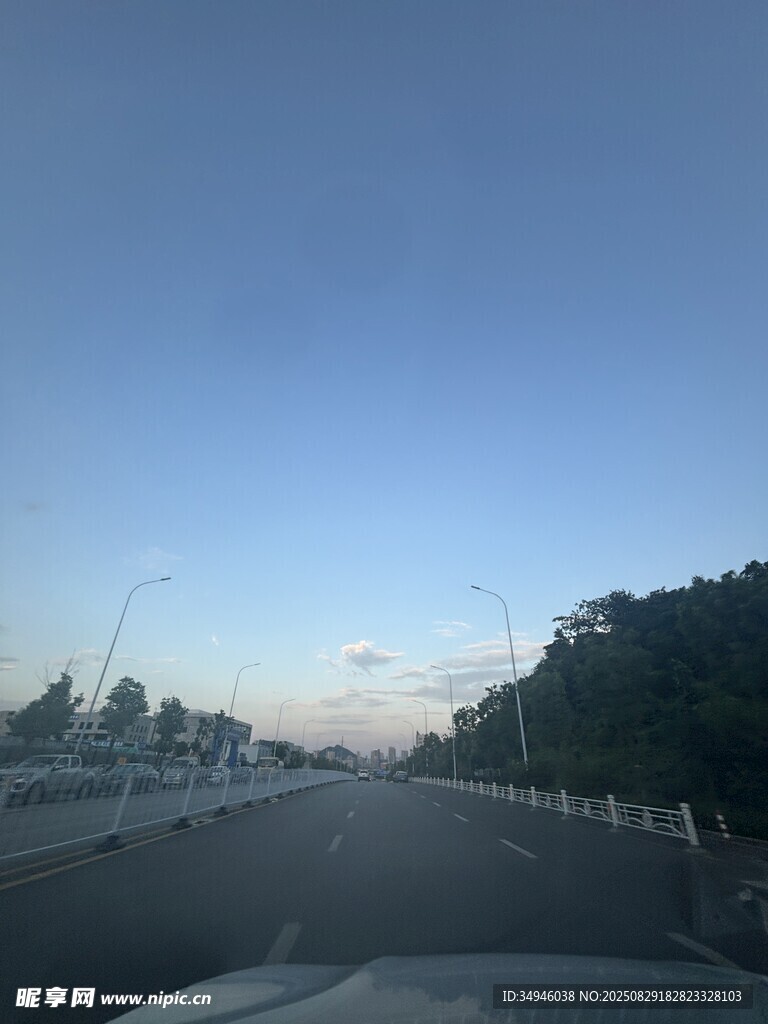 公路晨景