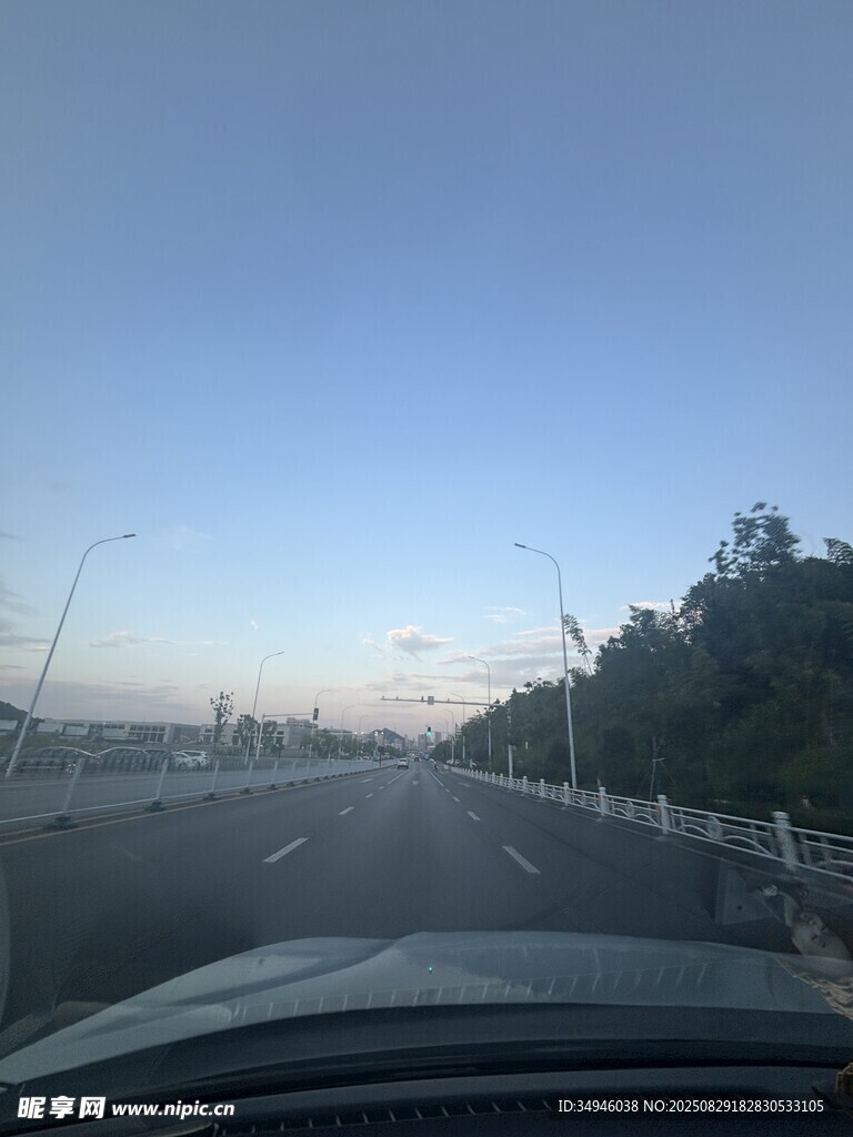 车内视角的公路风景