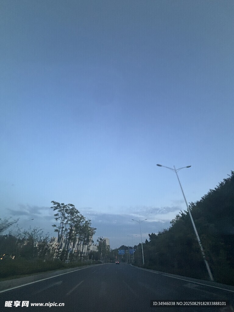 黄昏时分的公路景象