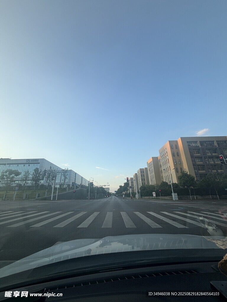 车内视角的城市道路景象