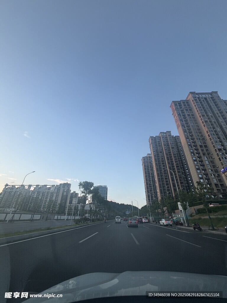 车内视角看城市高楼景观
