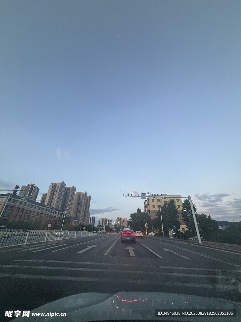城市道路上的车辆与建筑