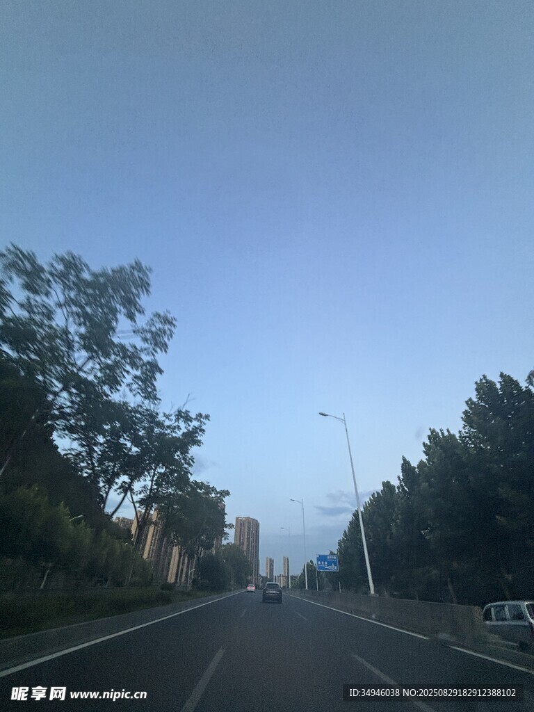 城市道路清晨风景