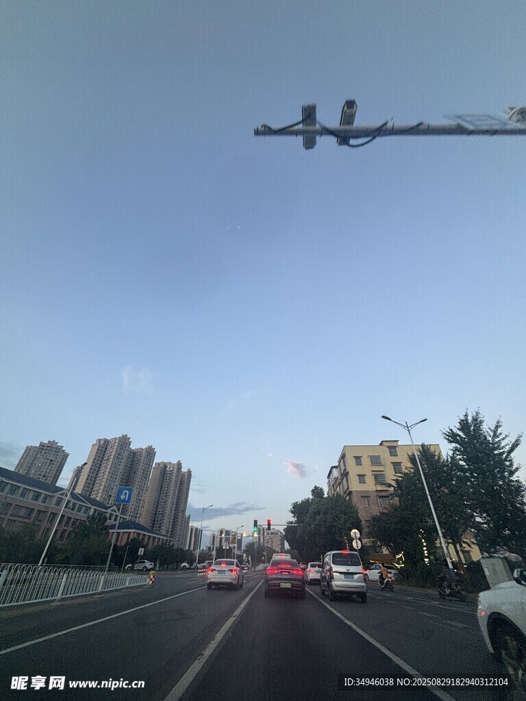 城市道路上的交通信号灯