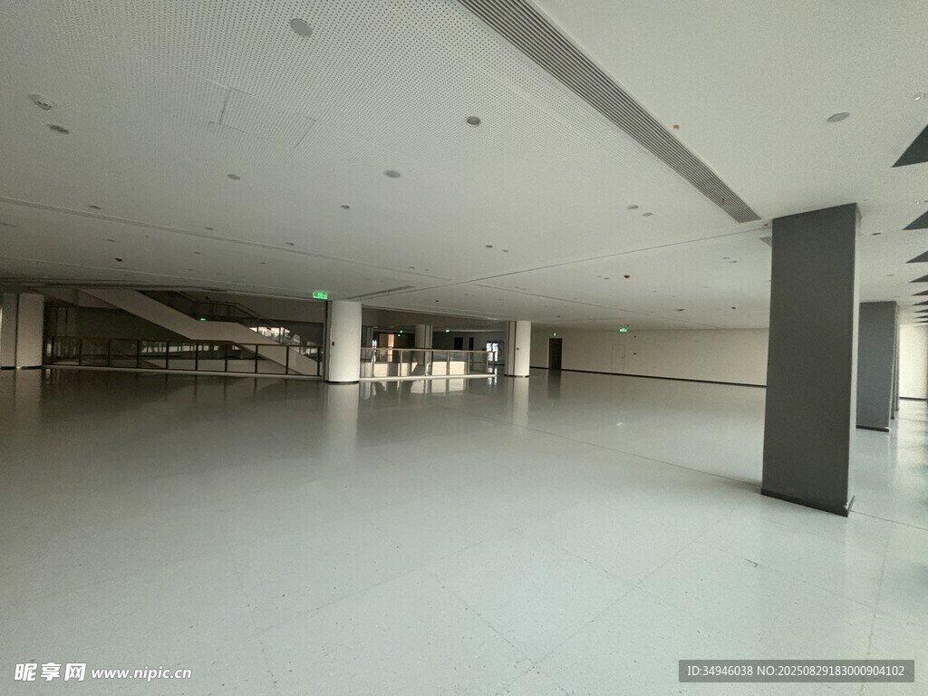 空旷室内空间待装修场景