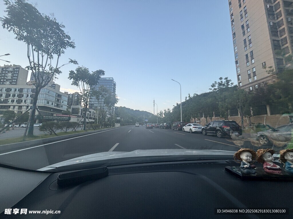 车内视角的城市街道景象