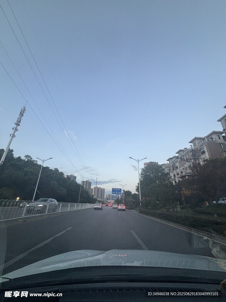 车内视角的城市道路景象