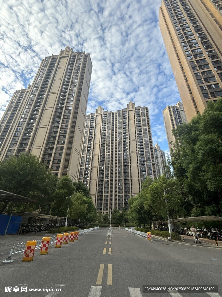 城市高楼间的宽阔道路