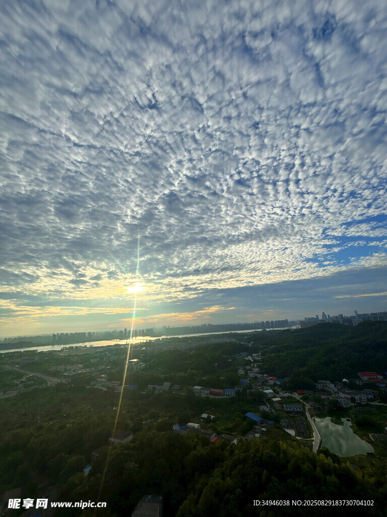 日出时分城市上空的云彩